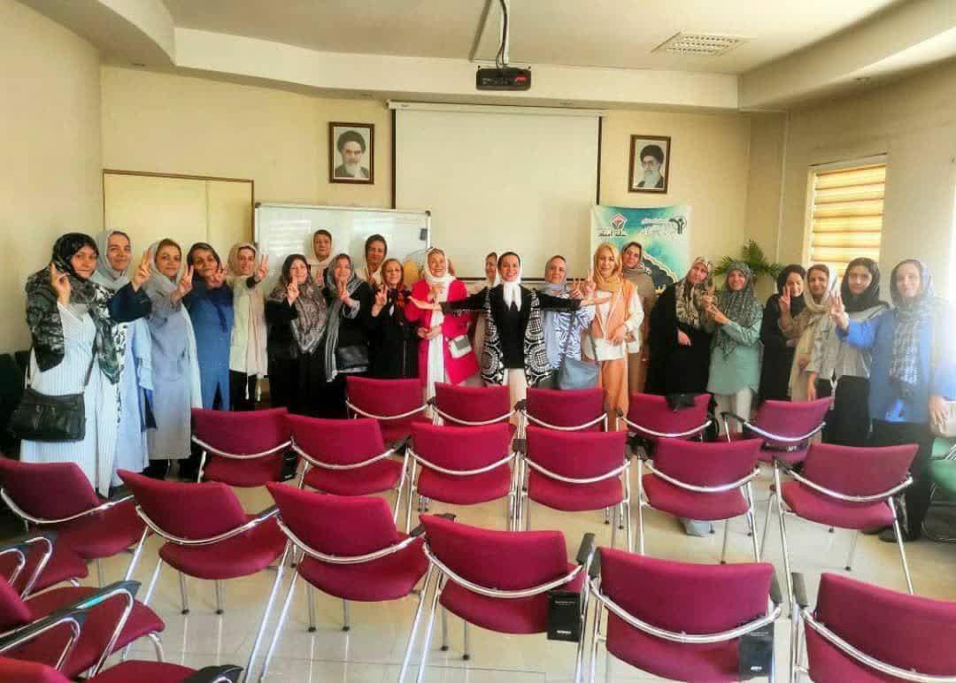 در هفته سالمند، کلاس‌های آموزشی خودشناسی با تدریس مهندس سحر کریمیان در خانه امید بازنشستگان برگزار می‌شود.